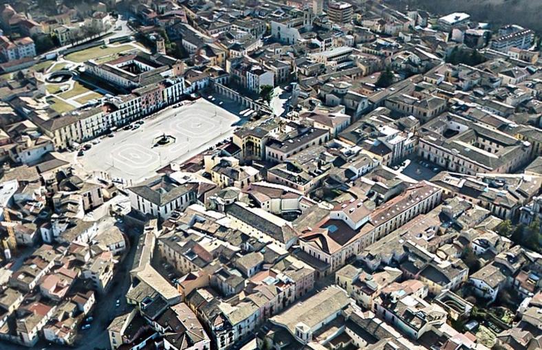 Dietro Piazza Maggiore Sulmona Esterno foto